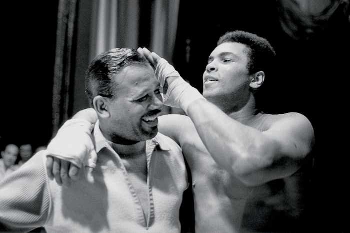1973-Muhammad-Ali-Sugar-Ray-Robinson-014476238.jpg